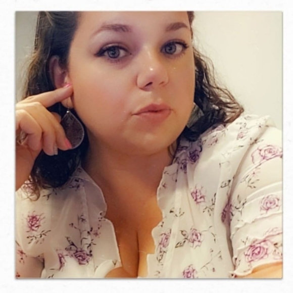 Meet your Posher, Caitlin - Picture 1 of 1